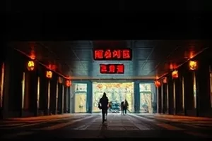 铁轨上的信封面，夕阳下的老式绿皮火车
